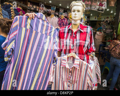 31 maggio 2013 - Bangkok, Thailandia - Una donna negozi per magliette al mercato Bobae in Bangkok. Mercato Bobae è una trentennale famosa per la Moda Ingrosso e ora è molto popolare con gli esportatori di tutto il mondo. Bobae Tower è vicino al mercato e pubblicizza come avente 1.300 bancarelle sotto un unico tetto e rivendica di essere il più grande capo di abbigliamento Centro ingrosso in Thailandia. (Credito Immagine: © Jack Kurtz/ZUMAPRESS.com) Foto Stock