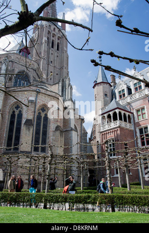 Vista dal basso verso l'alto di San Salvator cattedrale in Bruges, Belgio Foto Stock