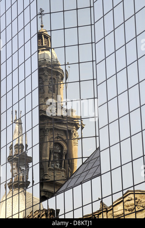 La riflessione nella cattedrale Foto Stock