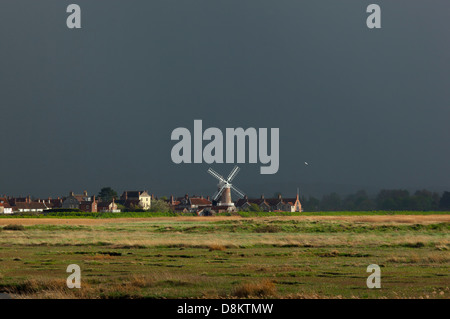 Mulino a vento di Cley e riserva naturale di Cley Marshes sulla costa nord del Norfolk Inghilterra Regno Unito Foto Stock