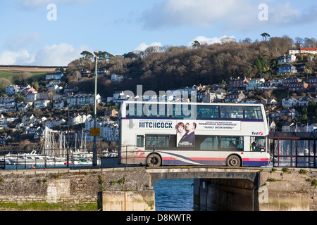 Double Decker bus pubblicità il film 'Hitchcock' in attesa sul ponte all'entrata del porto interno , Dartmouth, Devon. Foto Stock