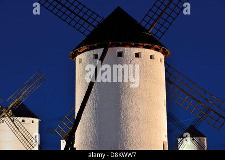 Spagna, Castilla-La Mancha: vista notturna di mulini a vento in Campo de Criptana Foto Stock