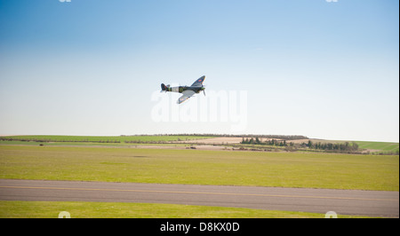Un Supermarine Spitfire sorvolano Duxford Aerodrome,Cambridgeshire. Foto Stock