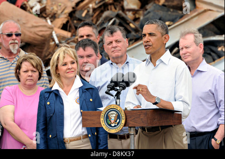 Il Presidente Usa Barack Obama si trova di fronte i resti di torri di Plaza scuola elementare con Oklahoma governatore Maria Fallin, a sinistra e di stato e i funzionari locali Maggio 26, 2013 in Moore, OK. Foto Stock