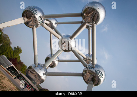 Modello molecolare, vista ad angolo basso. Bruxelles, Belgio Foto Stock