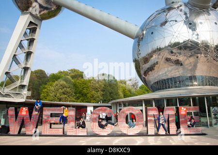 Modello molecolare, vista ad angolo basso. Bruxelles, Belgio Foto Stock