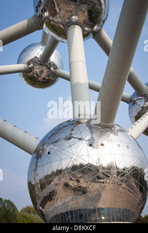 Modello molecolare, vista ad angolo basso. Bruxelles, Belgio Foto Stock