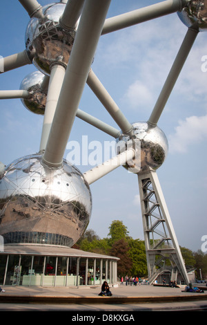 Modello molecolare, vista ad angolo basso. Bruxelles, Belgio Foto Stock