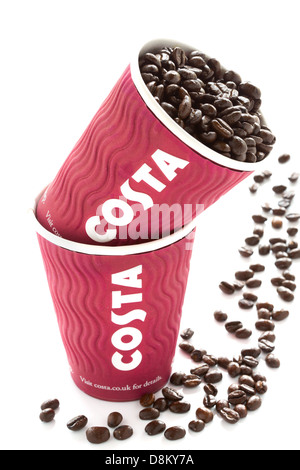 Costa due tazze da caffè con i fagioli freschi su sfondo bianco Foto Stock