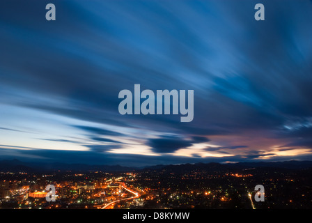 Asheville, North Carolina incandescente sotto un cielo drammatico al crepuscolo. Foto Stock