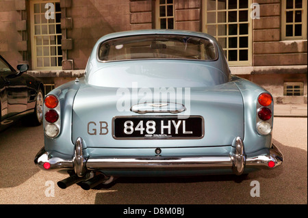 Vista posteriore di un classico 1963, Blue, Aston martin DB4, in mostra presso l'Old Royal Naval College, Greenwich. Foto Stock