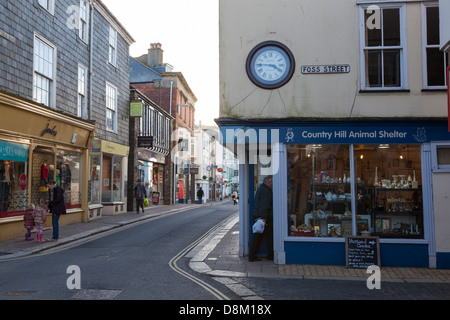 Clock di periodo inset in una parete al di sopra di un negozio in Foss Street, Dartmouth, Devon. Foto Stock