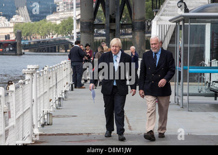 Londra, Regno Unito. Il 31 maggio 2013. Il sindaco di Londra Boris Johnson e la leggenda della vela Sir Robin Knox-Johnston, arrivando ad annunciare la nona edizione del 'Clipper il giro del mondo in barca a vela' che inizia e termina a Londra la gara inizia nel settembre 2013 e fine a fine luglio 2014. Credito: Mario Mitsis / Alamy Live News Foto Stock