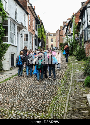 Un gruppo di bambini delle scuole a camminare su Mermaid Street in segale. Foto Stock