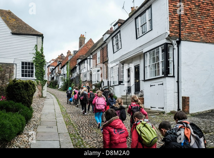 Un gruppo di bambini delle scuole a camminare su Mermaid Street in segale. Foto Stock