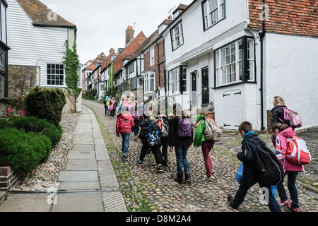 Un gruppo di studenti della scuola elementare che camminano lungo la storica Mermaid Street di Rye. Foto Stock