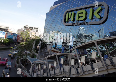 MBK Centre , Mahboonkrong un popolare centro commerciale per il popolo Thai e un terzo di visitatori stranieri a Bangkok , Thailandia Foto Stock