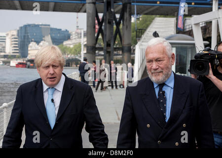 Londra, Regno Unito. Il 31 maggio 2013. Il sindaco di Londra Boris Johnson e la leggenda della vela Sir Robin Knox-Johnston, annunciare la nona edizione del 'Clipper il giro del mondo in barca a vela' che inizia e termina a Londra la gara inizia nel settembre 2013 e fine a fine luglio 2014. Credito: Mario Mitsis / Alamy Live News Foto Stock