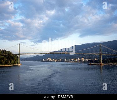 Vista della città dal Ponte Lions Gate, Vancouver, British Columbia, Canada. Foto Stock