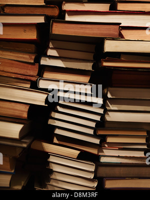 Pila di old dirty libri sullo scaffale Foto Stock