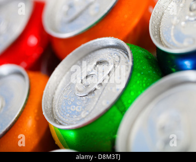 Le lattine di bevande dolci (o birra) Foto Stock