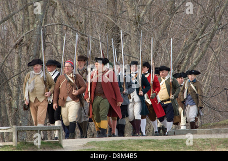 Minutemen reenactors marciando a battaglia il britannico nella battaglia di Concord, Minuteman National Historical Park, Concord MA. Fotografia digitale Foto Stock