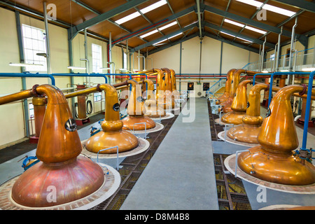 A collo di cigno alambicchi di rame all'interno di Glenfiddich whisky distillery Dufftown Speyside Scozia UK GB EU Europe Foto Stock