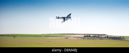 Un Supermarine Spitfire sorvolano Duxford Aerodrome,Cambridgeshire. Foto Stock