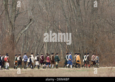 Minutemen reenactors marciando a battaglia il britannico nella battaglia di Concord, Minuteman National Historical Park, Concord MA. Fotografia digitale Foto Stock