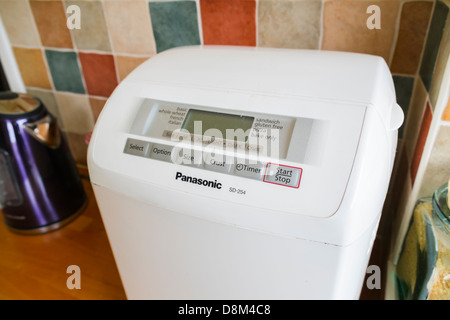 Un pane Panasonic rendendo la macchina su un piano di lavoro di una cucina Foto Stock