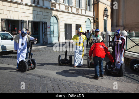 Italia Lazio Roma, turisti vestito come vescovi a tener banco su Segways. Foto Stock