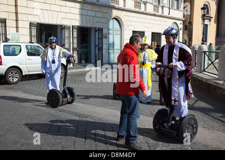 Italia Lazio Roma, turisti vestito come vescovi a tener banco su Segways. Foto Stock