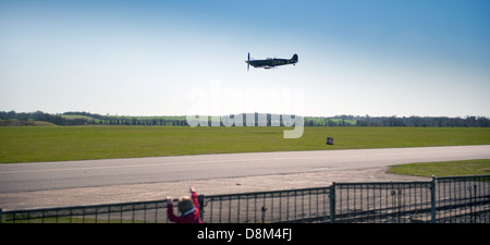 Un Supermarine Spitfire sorvolano Duxford Aerodrome,Cambridgeshire. Foto Stock