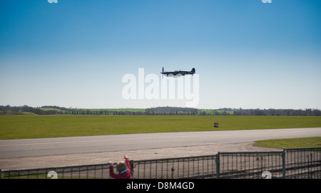 Un Supermarine Spitfire sorvolano Duxford Aerodrome,Cambridgeshire. Foto Stock