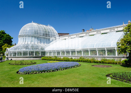 Esterno del più antico del mondo ferro curvilinea-palazzo di vetro, la casa delle palme nel giardino botanico di Belfast Foto Stock