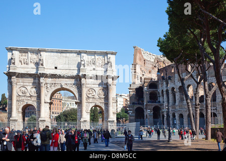 Italia Lazio Roma, l'Arco di Costantino con il Colosseo dietro. Foto Stock