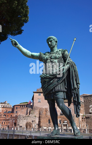 Italia Lazio Roma, statua dell'imperatore Traiano di fronte Trajans Forum. Foto Stock