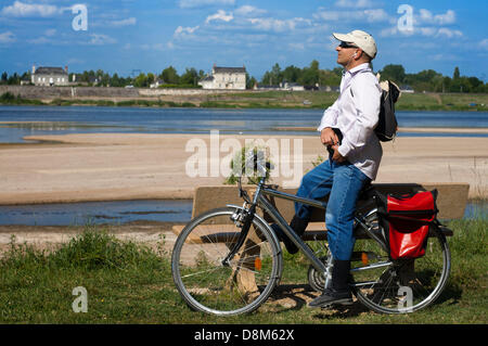 Fiume Loira. Fontevraud in bicicletta a Saumur. Venti miglia di bicicletta da Fontevraud e siamo arrivati alle porte di Saumur, una piccola cittadina alle porte della Loira. In questa città sono al di sopra della qualità dei suoi vini, cavalli e funghi, sebbene il castello medievale Foto Stock