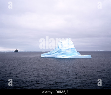 Iceberg nel sud dell'isola delle Shetland, Nr. Elephant Island, l'Antartide. Foto Stock