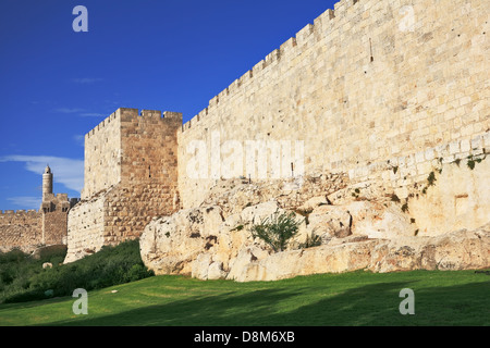 Le antiche mura di Gerusalemme eterna Foto Stock