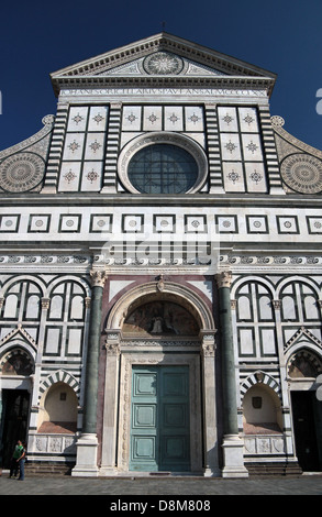 La facciata della chiesa di Santa Maria Novella a Firenze, Italia Foto Stock