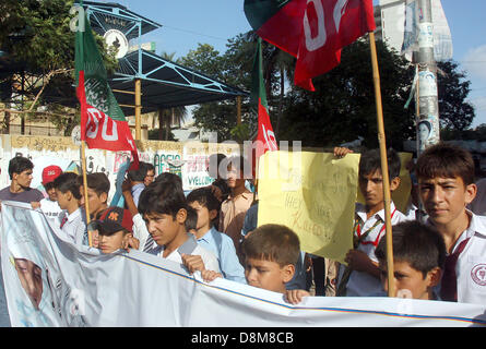 Scuola gli studenti protestano contro bersaglio di uccisione di musulmani sciiti nel corso di una dimostrazione disposte dagli studenti Imamia Organization (ISO) a Karachi press club del venerdì, 31 maggio 2013. Foto Stock