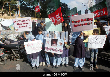 Scuola gli studenti protestano contro bersaglio di uccisione di musulmani sciiti nel corso di una dimostrazione disposte dagli studenti Imamia Organization (ISO) a Karachi press club del venerdì, 31 maggio 2013. Foto Stock