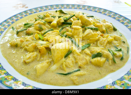 Un piatto di stir-granchi fritti con il curry in polvere. Foto Stock