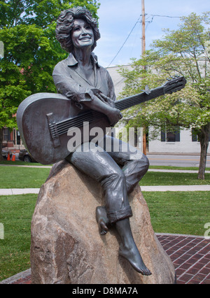 Una statua in bronzo della leggenda della musica country Dolly Parton abbellisce il tribunale della contea di Sevier nella sua città natale, Sevierville, Tennessee. Foto Stock