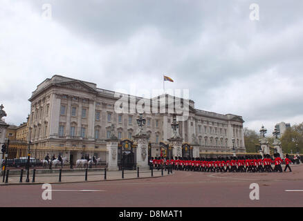 La regina¬¥s Guard tornare indietro a piedi da Buckingham Palace dopo aver letto Queen Elsabeth II. ha restituito dopo la regina¬¥s discorso di apertura della condizione del Parlamento a Londra, in Gran Bretagna il 8 maggio 2013. Foto Stock