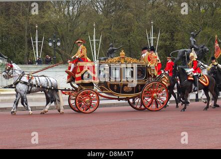 La regina Elisabetta II. Torna a Buckingham Palace dopo la regina¬¥s discorso di apertura della condizione del Parlamento a Londra, in Gran Bretagna il 8 maggio 2013. Foto Stock