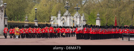 La regina¬¥s Guard tornare indietro a piedi da Buckingham Palace dopo aver letto Queen Elsabeth II. ha restituito dopo la regina¬¥s discorso di apertura della condizione del Parlamento a Londra, in Gran Bretagna il 8 maggio 2013. Foto Stock