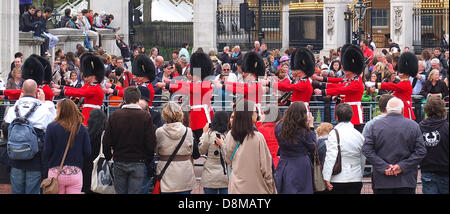 La regina¬¥s Guard tornare indietro a piedi da Buckingham Palace dopo aver letto Queen Elsabeth II. ha restituito dopo la regina¬¥s discorso di apertura della condizione del Parlamento a Londra, in Gran Bretagna il 8 maggio 2013. Foto Stock