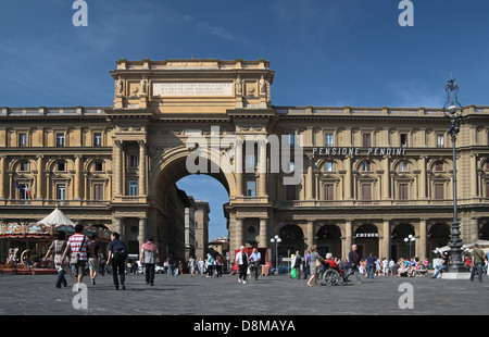 Affollata Piazza della Repubblica di Firenze, Italia Foto Stock